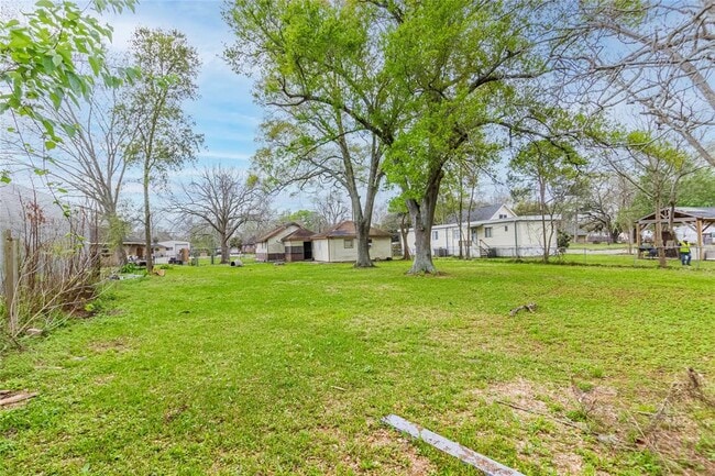 Building Photo - 5311 Pine Ave