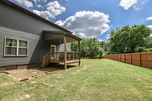 Building Photo - Pet Friendly in Woodlawn!