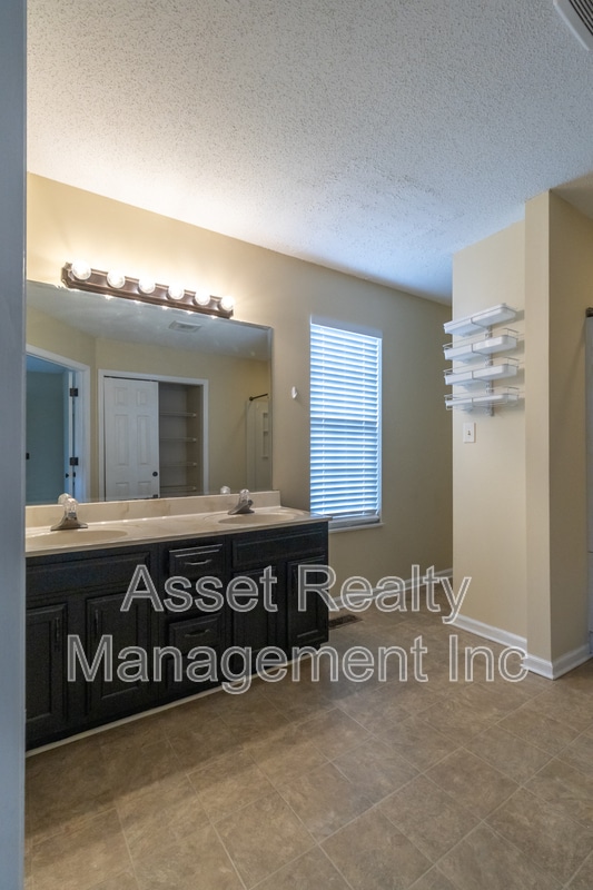 Building Photo - 1405 Wenlock Rd