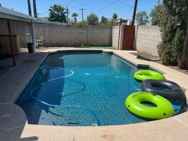 Building Photo - Amazing Tri-Level home close to ASU.  Pool and 2 Car Garage