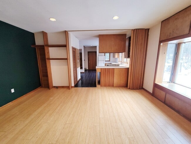 Building Photo - 46 Long Hill Rd