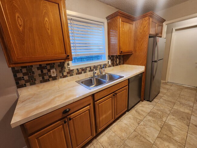 Building Photo - 2425 Kristen Dr