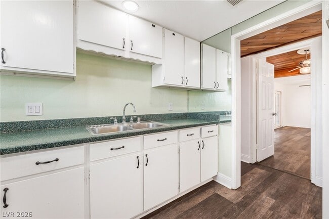 Building Photo - 1828 Hassett Ave