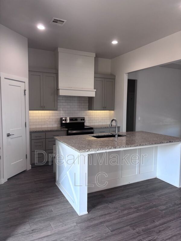 Building Photo - 5256 Red Maple Ave