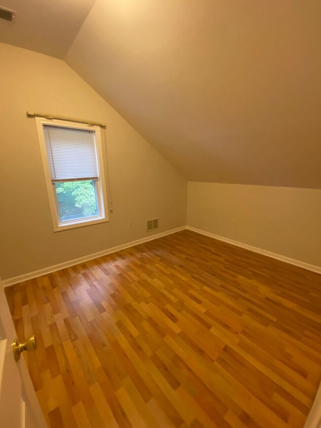 Building Photo - *SINGLE FAMILY RENTAL!* 3BR 1.5BA Right by...