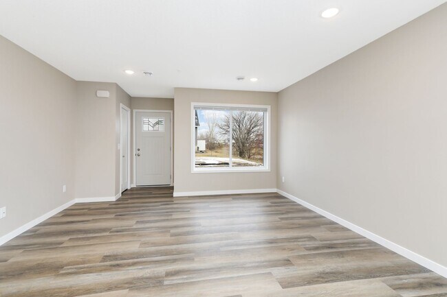 Building Photo - 3bd 3ba 2 car gar END UNIT avail now