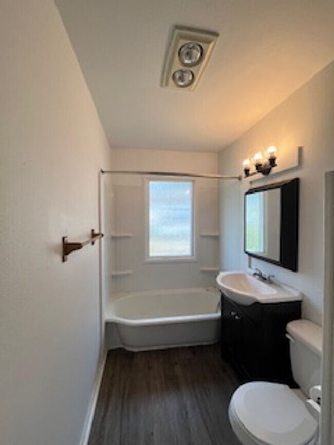 Building Photo - Elm Duplex