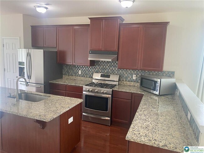 Building Photo - 985 King Way