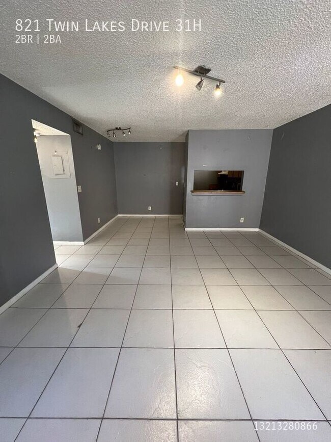 Building Photo - 821 Twin Lakes Dr