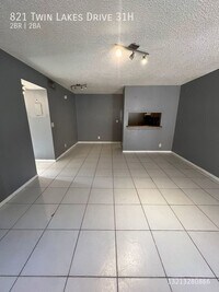 Building Photo - 821 Twin Lakes Dr