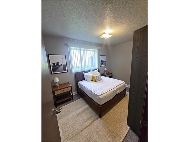 Building Photo - 1918 Greenwood St E