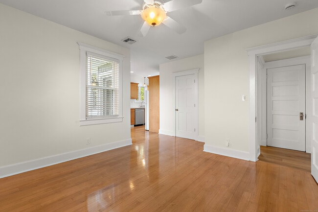 Building Photo - 18 Wessels Pl