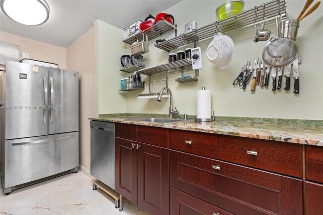 Building Photo - 70 Bay Colony Ln