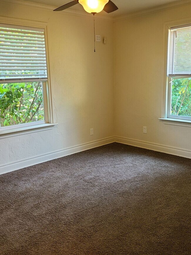 Building Photo - 1216 Westlawn Dr