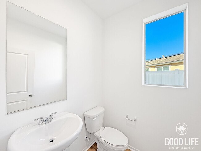 Building Photo - Beautiful 5Bd/2.5Ba Home In Lake Elsinore!