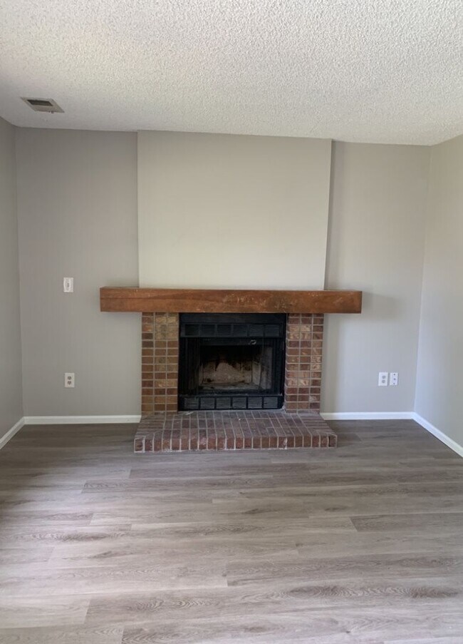 Building Photo - Spacious Tri-Level Home in Southwest Ft. C...
