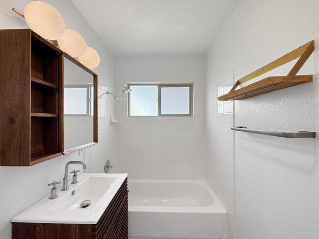 Building Photo - Upgraded 1BD/1BA Condo in Mission Hills W/...