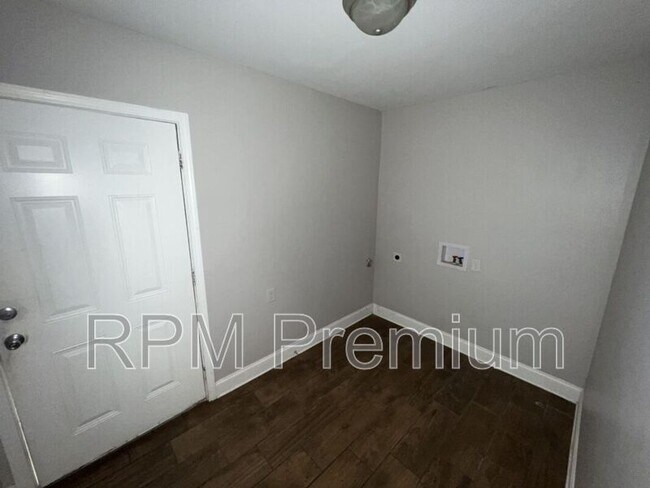 Building Photo - 4922 Sunnybrook Dr