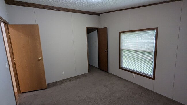 Building Photo - Newly renovated gem located at Earl Lake i...