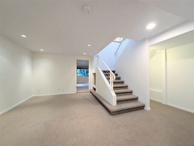 Building Photo - 10 Idalia Ct