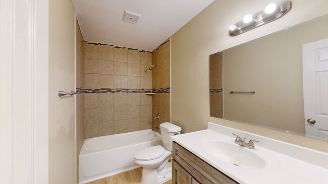 Building Photo - 2 WEEKS FREE RENT! GORGEOUS REMODELED DUPLEX WITH WASHER AND DRYER INCLUDED!