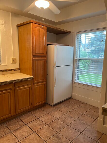 kitchen - 1112 N Wahsatch Ave