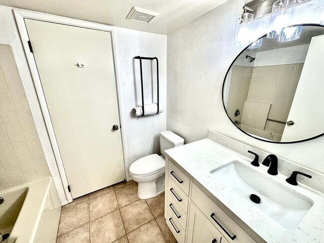 Building Photo - Welcome to this charming 2-bedroom, 2-bath condo in a gated Ventana Condominiums