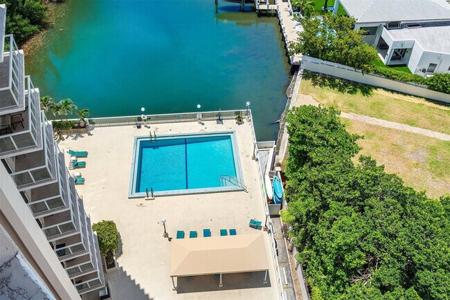 Building Photo - 3000 Holiday Dr