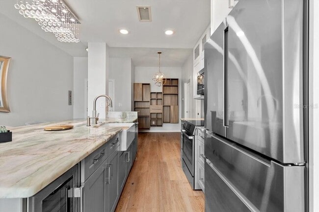 Building Photo - 400 4th Ave S