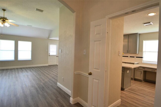 Building Photo - 12118 Green Trails Dr