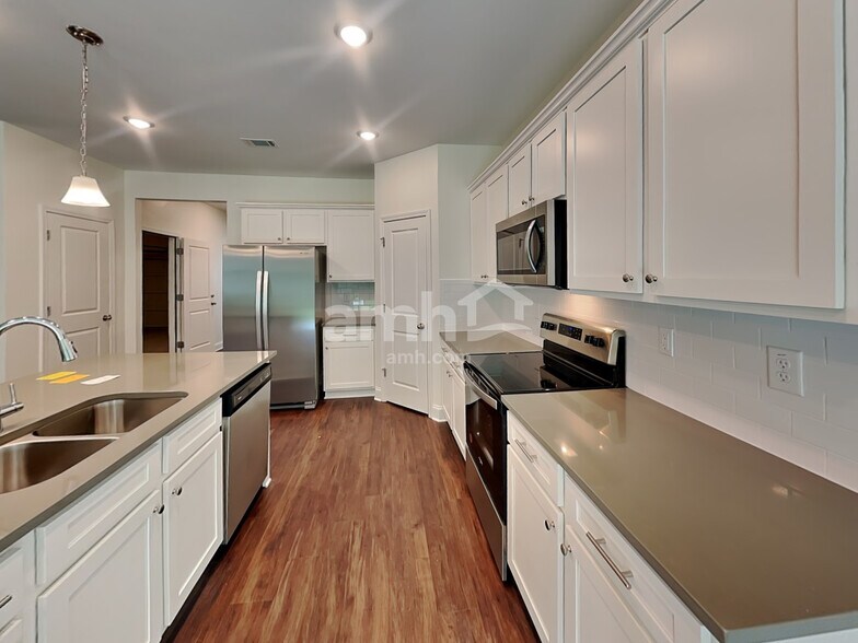 Building Photo - 3860 Chivalry Dr