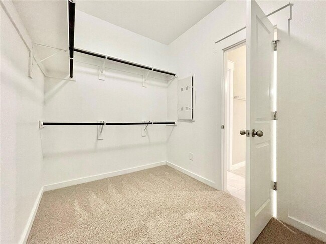 Building Photo - 2415 Lakey Cv