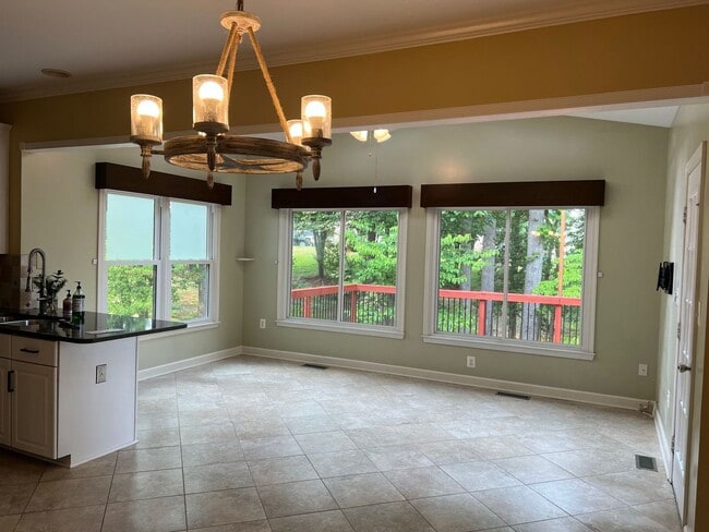 Building Photo - STAFFORD HOME - LARGE 5 BEDROOMS!