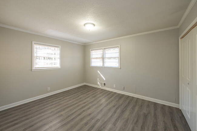 Building Photo - "Charming 3-Bedroom Retreat with 2 Full Ba...