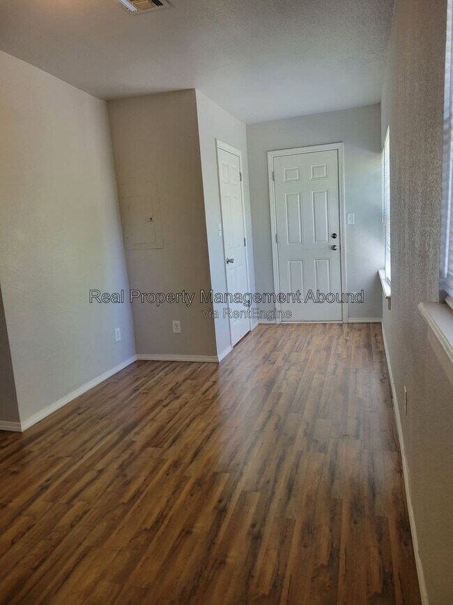 Building Photo - 727 S Olympia Ave