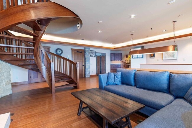 Building Photo - Lake Mendota Dream Home in Desirable Sprin...