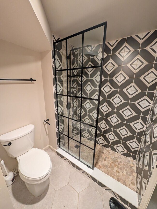 Building Photo - Great West Asheville Location!