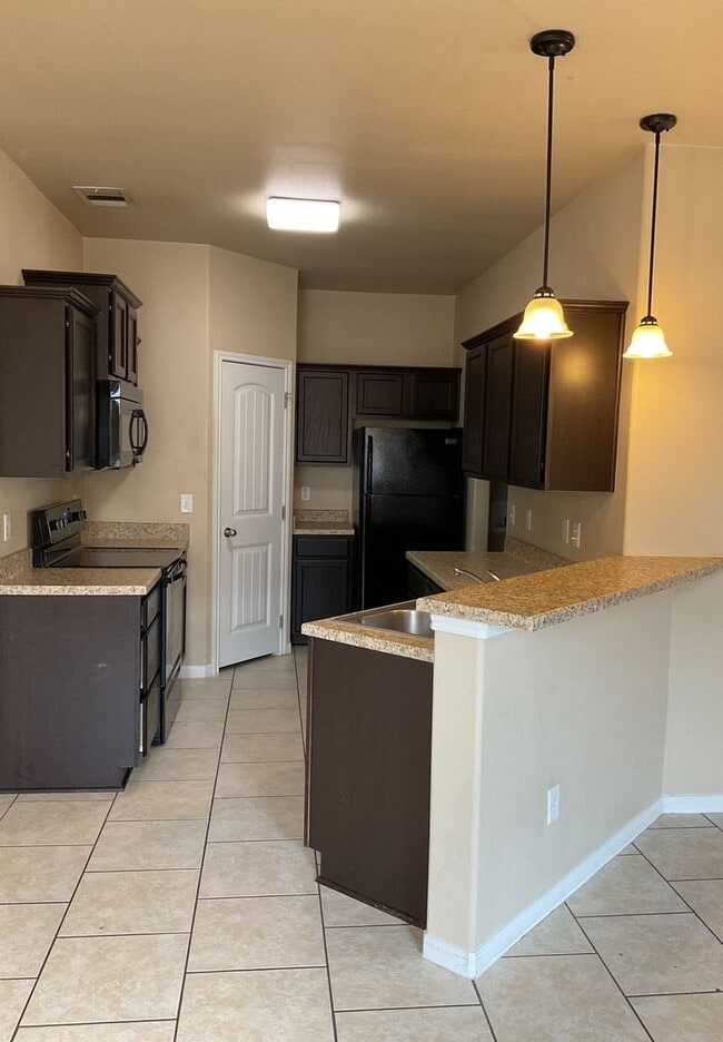 Building Photo - 4610 Cambridge Dr