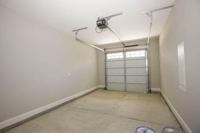 Building Photo - "Luxurious 3-Bed Townhouse with Granite Countertops on Juniper Lake Road!"