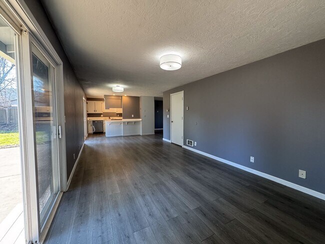 Building Photo - 3 Bedroom 1 Bath in Churchill Neighborhood