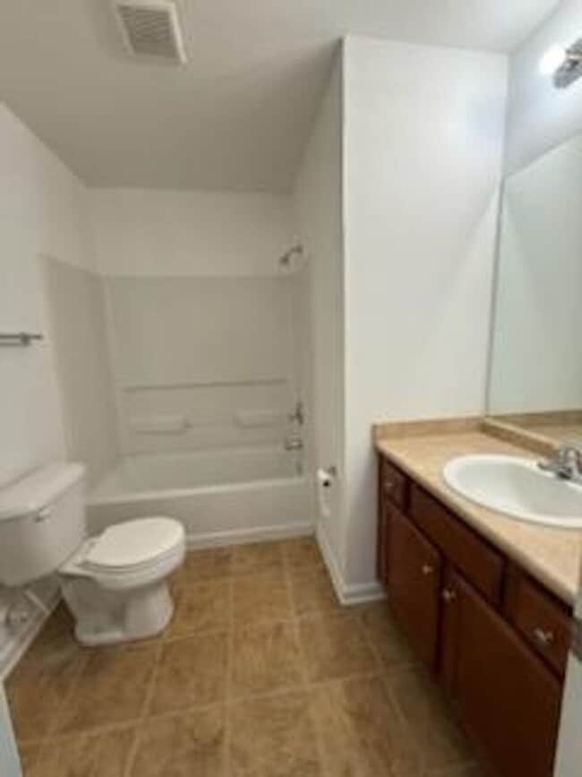 Building Photo - Convenient Southside Bungalo