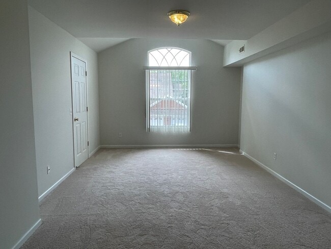 Building Photo - Shelby Township 2 Bedroom, 2 Bath Condo-St...