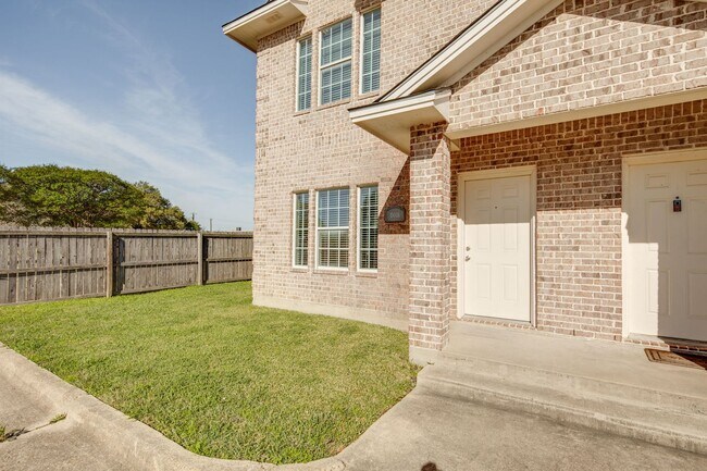 Building Photo - IMMEDIATE MOVE IN!!!  3 bedroom 3 Bathroom Duplex Next Door to Blinn!