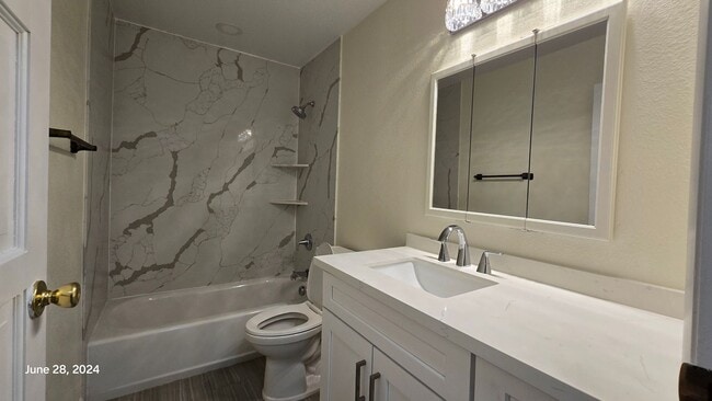 Building Photo - Stunning 3bed/2bath home nestled in a grea...