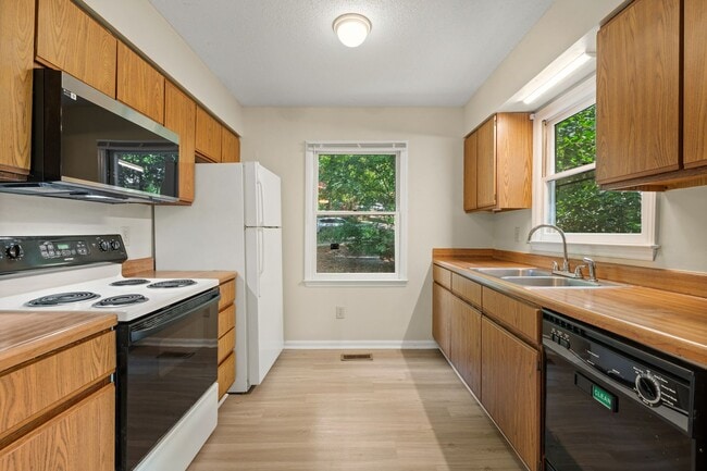 Building Photo - 110 S Peak Dr