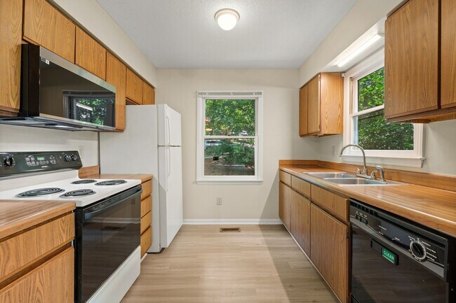 Building Photo - TWO WEEKS OFF RENT! Two Bedroom Townhome with Private Wraparound Deck in Carrboro!