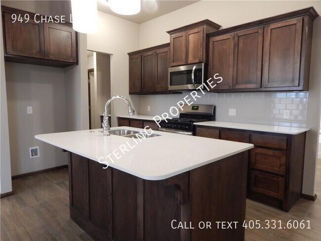 Building Photo - 949 Chase Ln