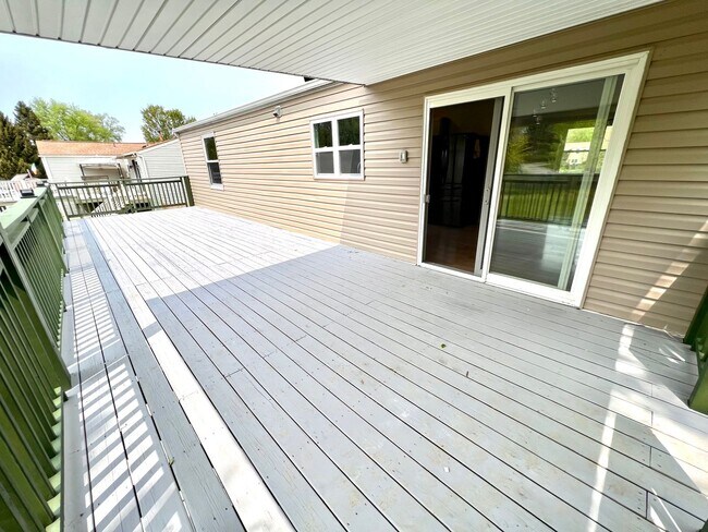 Building Photo - Absolutely Stunning Home! - 3 Bedroom 2 Fu...