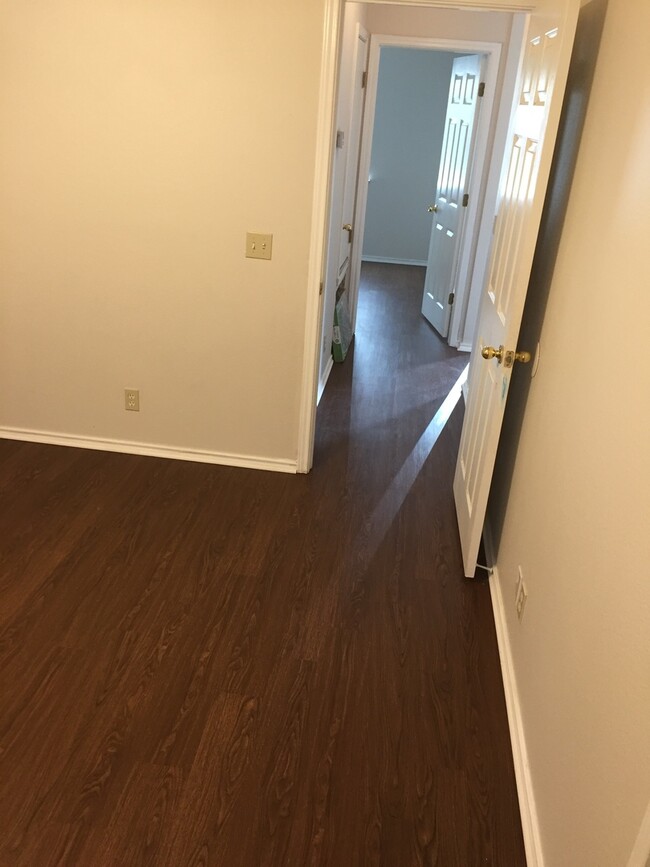 Building Photo - Del Valle Home