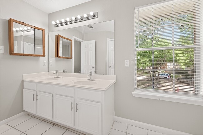 Building Photo - 4018 Timber Corner